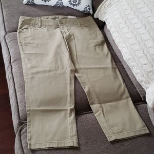 G.H.Bass Cedarwood khaki midrise capri pants
